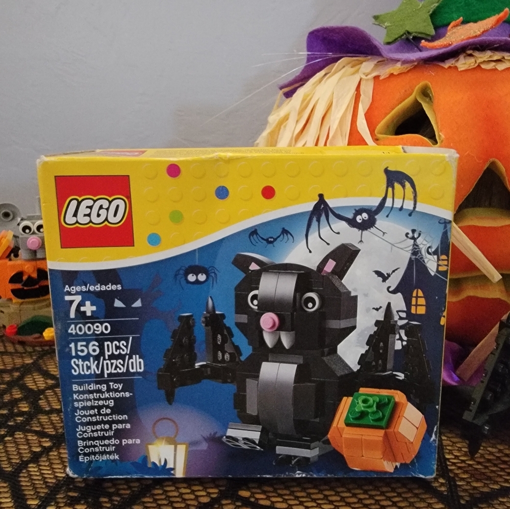 RETIRED Lego 40090 Halloween Bat. Released Oct 6 2014  Retired October 17 2014